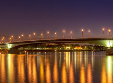Bonn und der Rhein bei Nacht